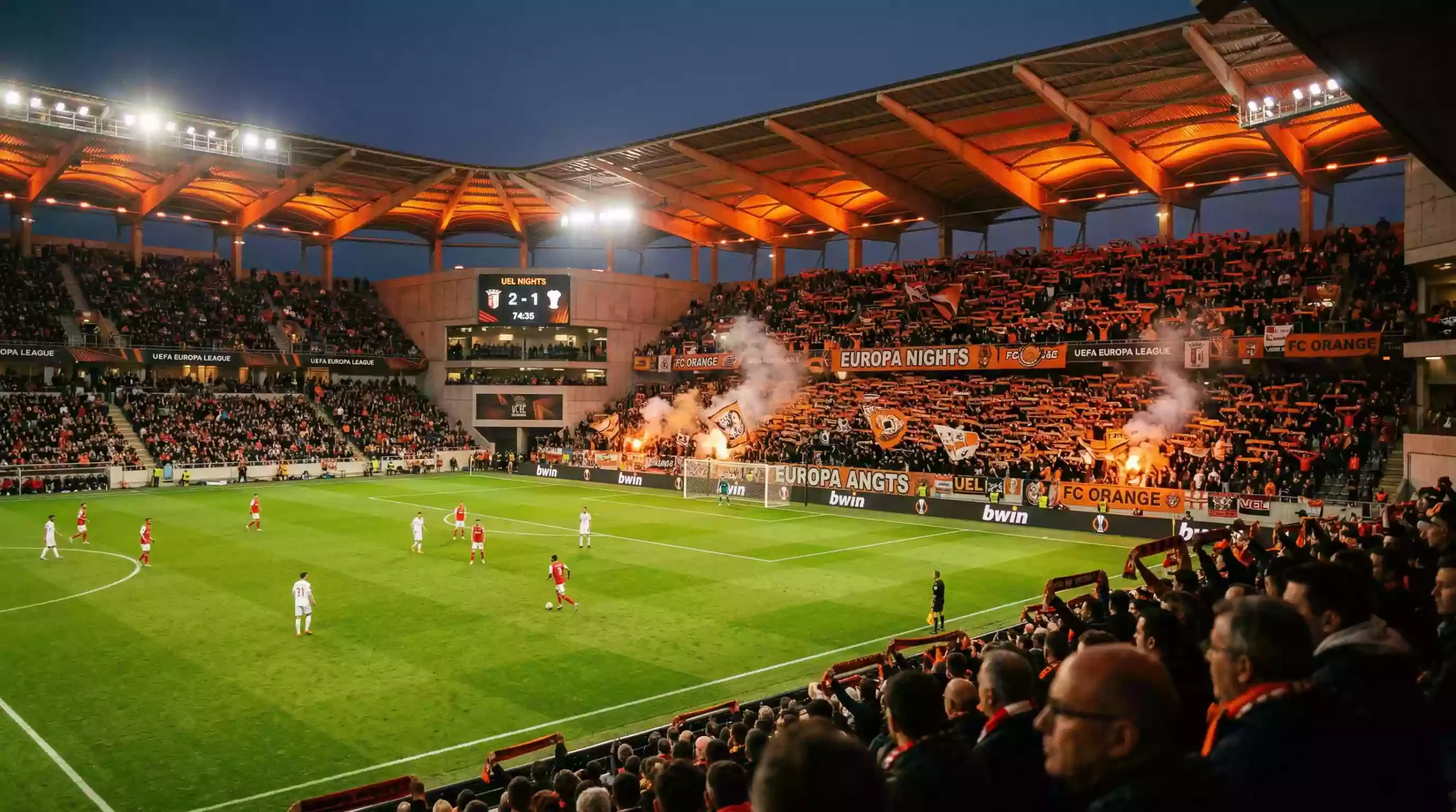 Europa League Wetten – Fußballstadion bei einem europäischen Abendspiel mit orangefarbener Beleuchtung