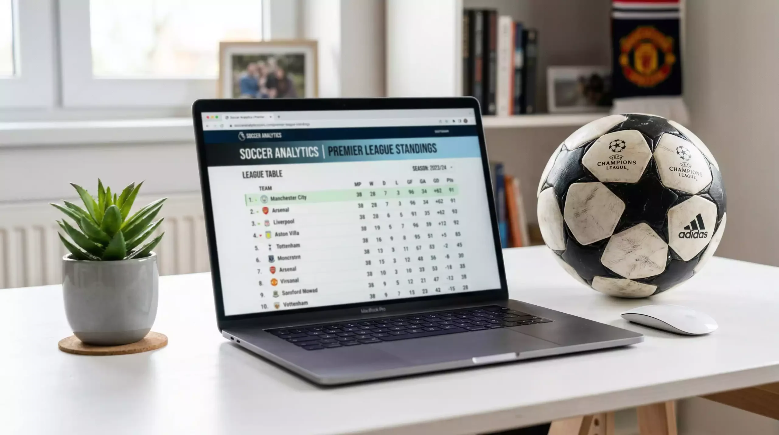 KI in Sportwetten – Laptop mit Datenanalyse-Diagramm neben einem Fußball auf dem Schreibtisch