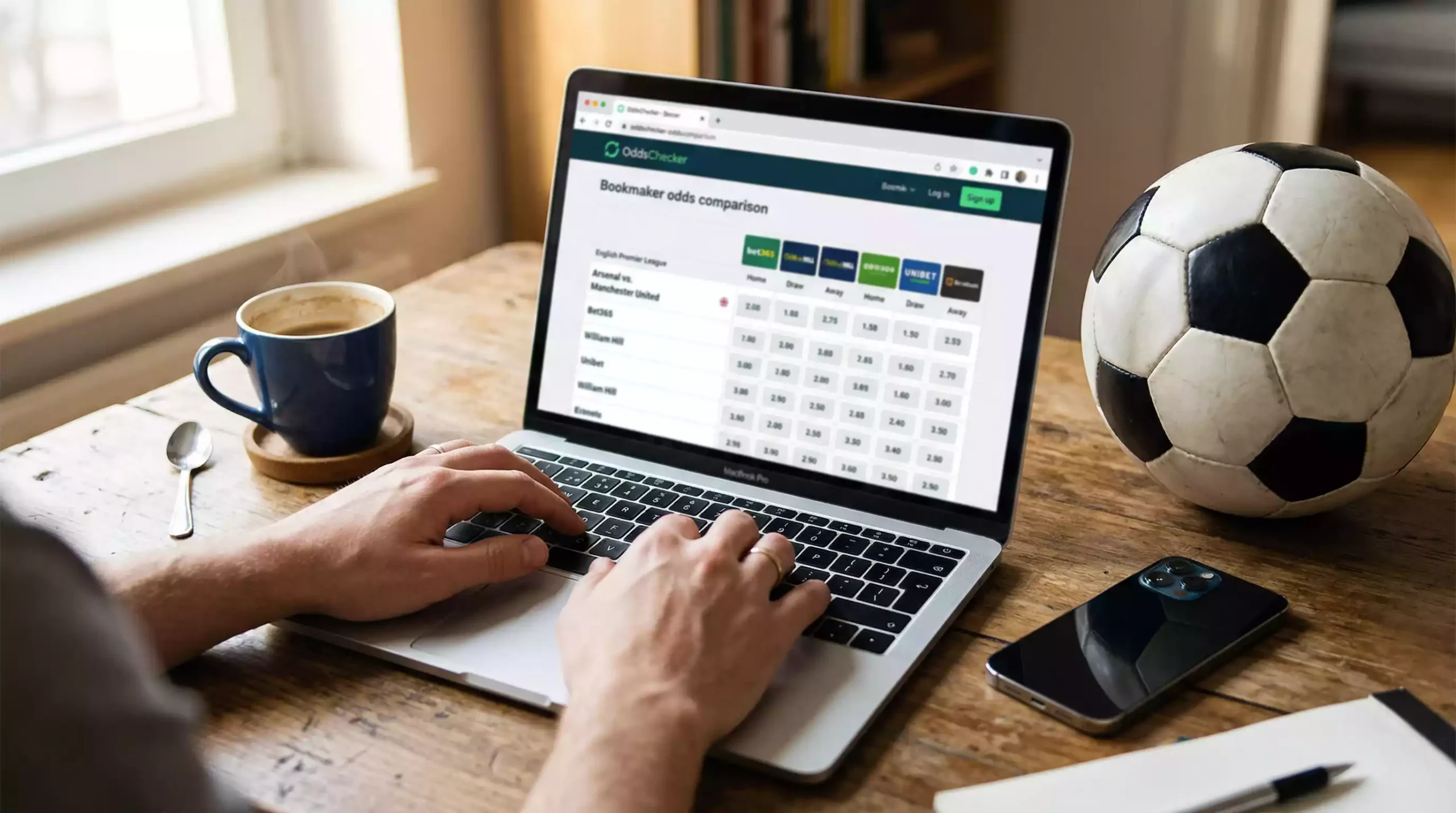 Quotenvergleich Tool – Person vergleicht Daten auf einem Laptop neben einem Fußball